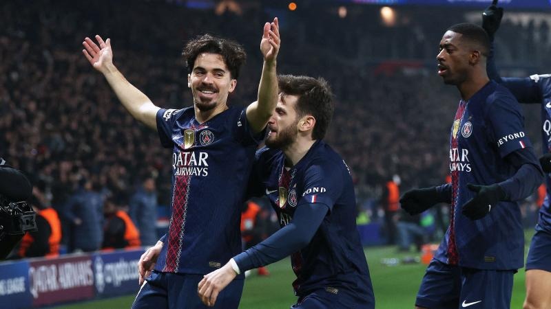 扎金花中的“看牌频率”：为什么频繁看牌是新手暴露心理不安的标志？（从看牌频率看人：为何炸金花里频繁看牌多是新手心虚的信号？）